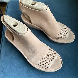 COPY - Clarks Wynnmere Abie Sand Nubuck